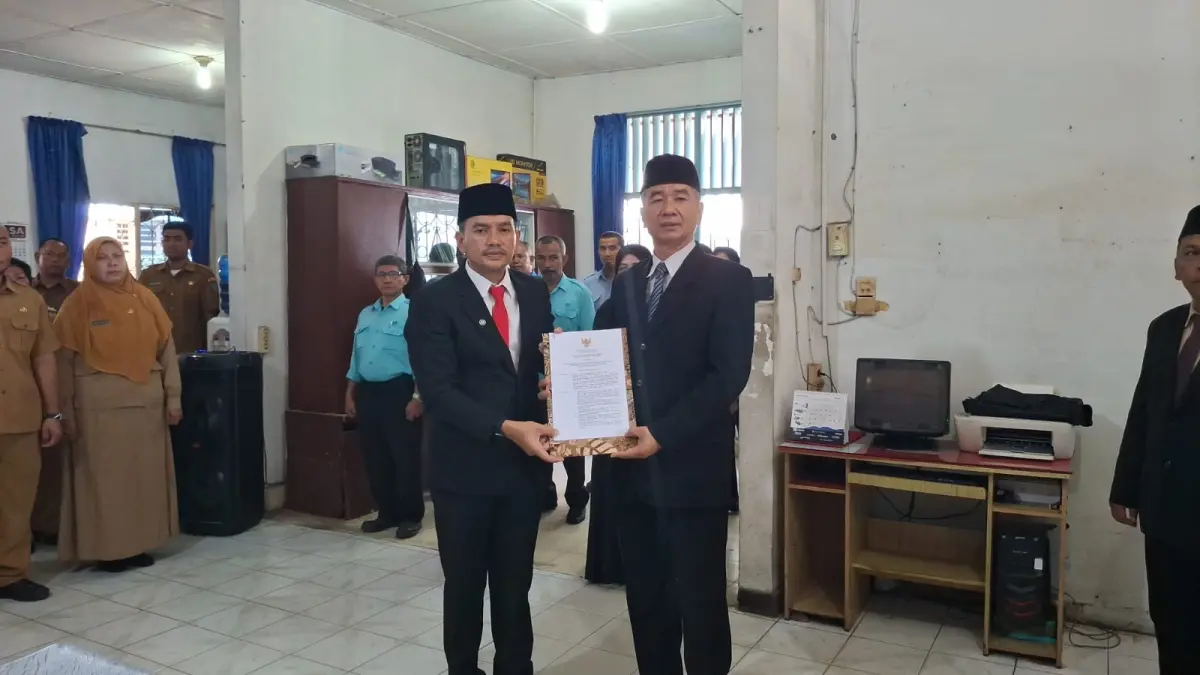 SERAHKAN: Walikota Tebingtinggi, Iman Irdian Saragih  menyerahkan SK kepada Sekdako Erwin Suheri Damanik (31/03/2026). (Azan Purba/Sumut Pos)