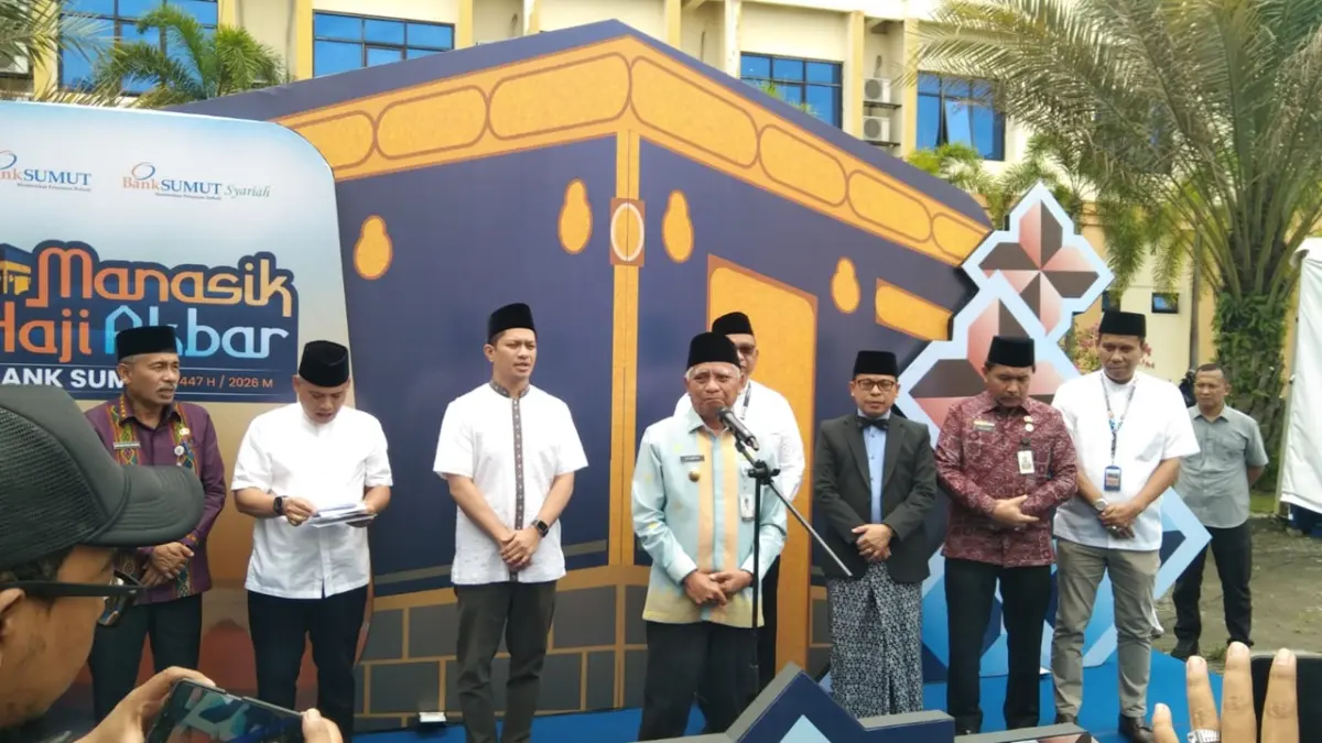 Wakil Gubernur Sumut Surya didampingi Dirut Bank Sumut Heru Mardiansyah, Komisaris Utama Bank Sumut Firsal Dida Mutyara, Anggota BPKH Acep R Jayaprawira, Kepala Kementerian Haji dan Umrah Sumut Zulkifli Sitorus, dan jajaran pejabat Pemprov Sumut maupun Pemko Medan,
memberi keterangan kepada wartawan usai membuka secara resmi Manasik Haji Akbar di Asrama Haji Medan, Kamis (2/4/2026). Foto: Ade Zulfi AS/Sumut Pos.