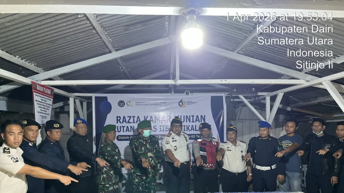 BARANG BUKTI: Ka.Rutan Kelas IIB Sidikalang, Loviga Ferdinanta Sembiring bersama TNI-Polri menunjukkan barangbukti hasil razia dari kamar warga binaan di Rutan itu, Rabu (1/4/2026) malam. (ISTIMEWA/SUMUT POS)