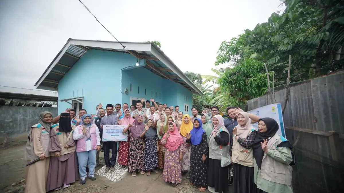 BEDAH RUMAH: Jajaran PLN UID Sumut foto bersama  warga desa Perkotaan, kec. Secanggang, Kabupaten Langkat. (ISTIMEWA/SUMUT POS)