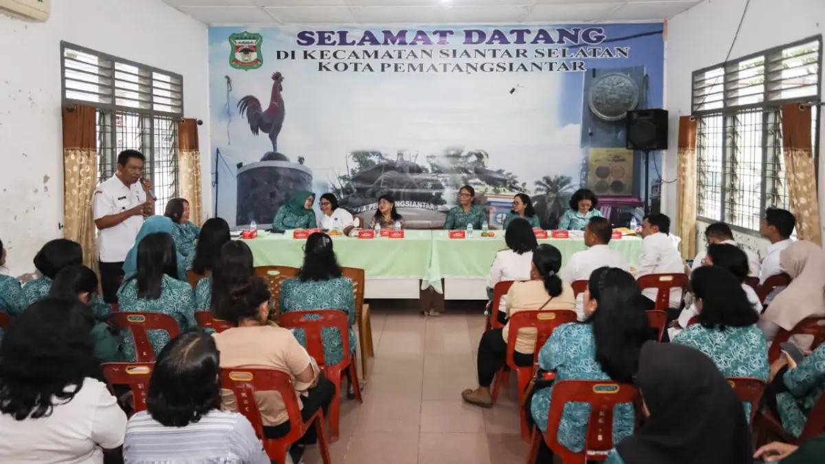  Camat Siantar Selatan Henri Purba menyampaikan sambutan. (PRA EVASI/SUMUT POS)