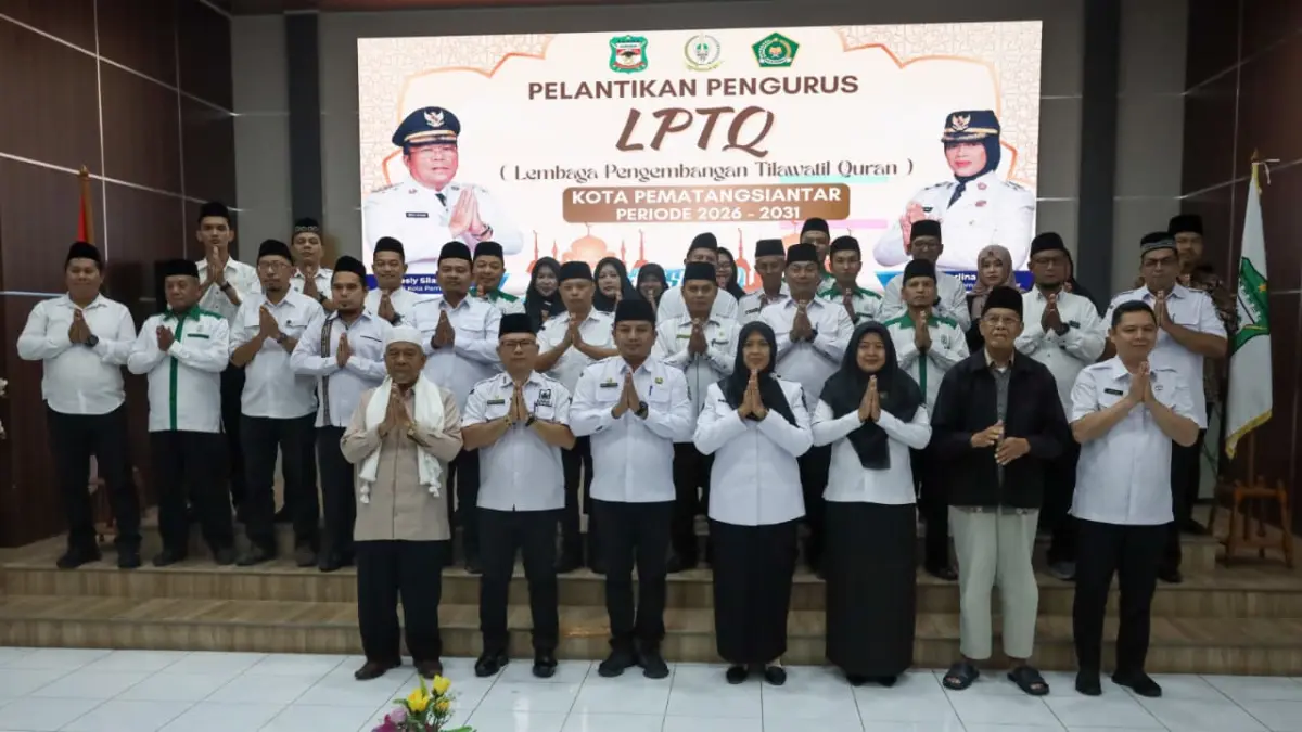 FOTO BERSAMA: Pengurus LPTQ foto bersama dengan Wakil Wali Kota Pematangsiantar Herlina usai pelantikan. (PRA EVASI/SUMUT POS)