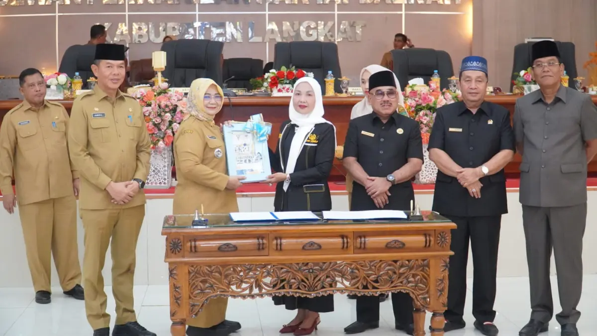 
Foto bersama Wabup Langkat, Tiorita br Surbakti dan jajaran pimpinan DPRD Langkat. (Diskominfo Langkat/Sumut Pos)