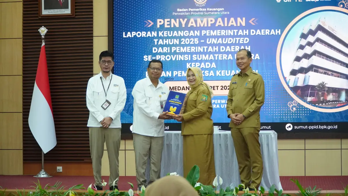 
LKPD: Wabup Langkat, Tiorita br Surbakti saat menyerahkan LKPD tahun anggaran 2025 kepada BPK Perwakilan Sumut. (Diskominfo Langkat/Sumut Pos)