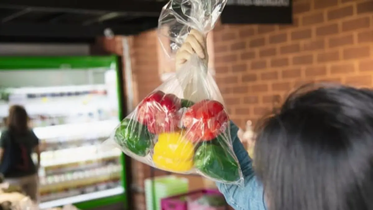 Lonjakan harga plastik yang mencapai 30 hingga 100 persen di berbagai daerah. (Freepik.com)