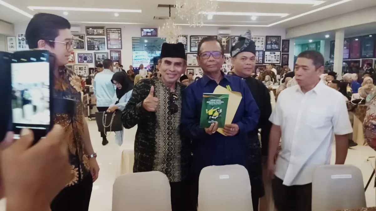 SERAHKAN BUKU: Dr. Shafwan Hadi Umry, M.Hum menyerahkan buku kepada Prof. Dr. H. Mahfud MD, M.IP. (Deddi Mulia Purba/Sumut Pos)
