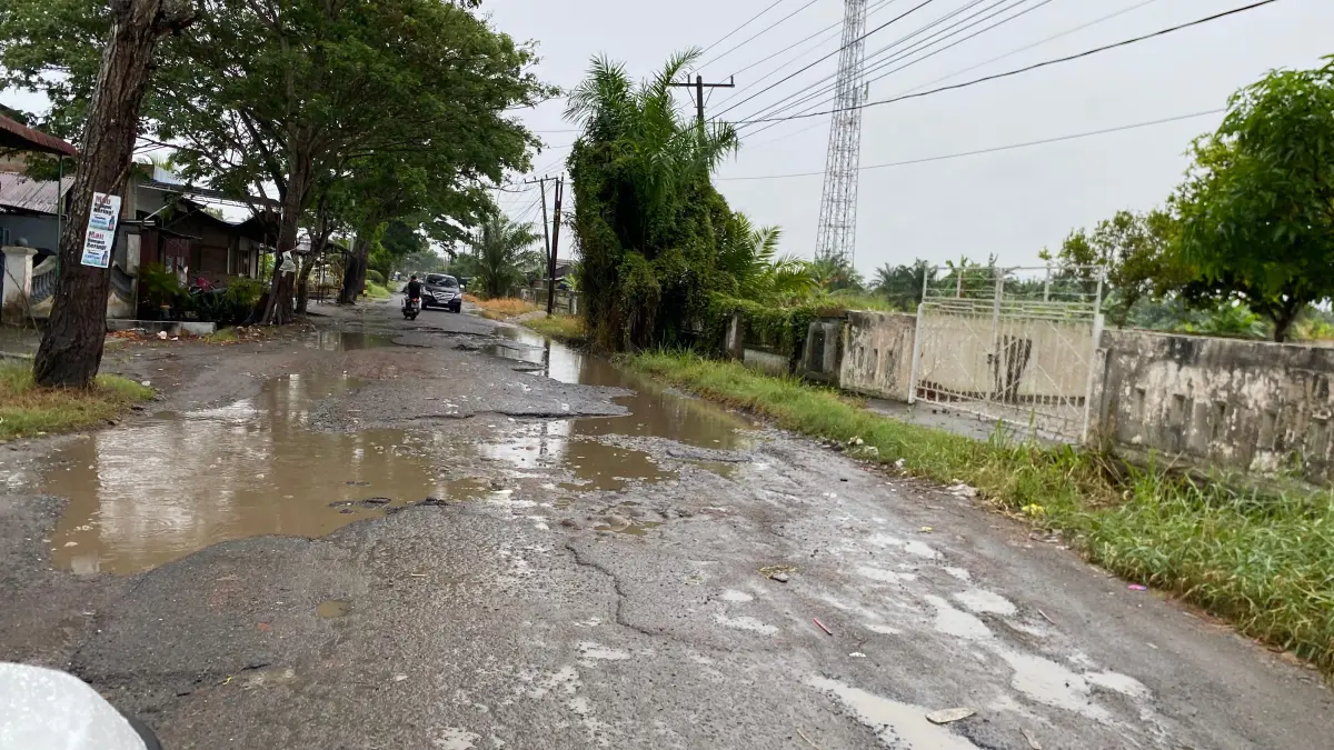 TERDAMPAK BANJIR: Salah satu jalan Propinsi Penghubung jalan kecamatan Tanjung beringin dan Sei Rampah. yang terdampak banjir. ( Fadly/Sumut Pos )