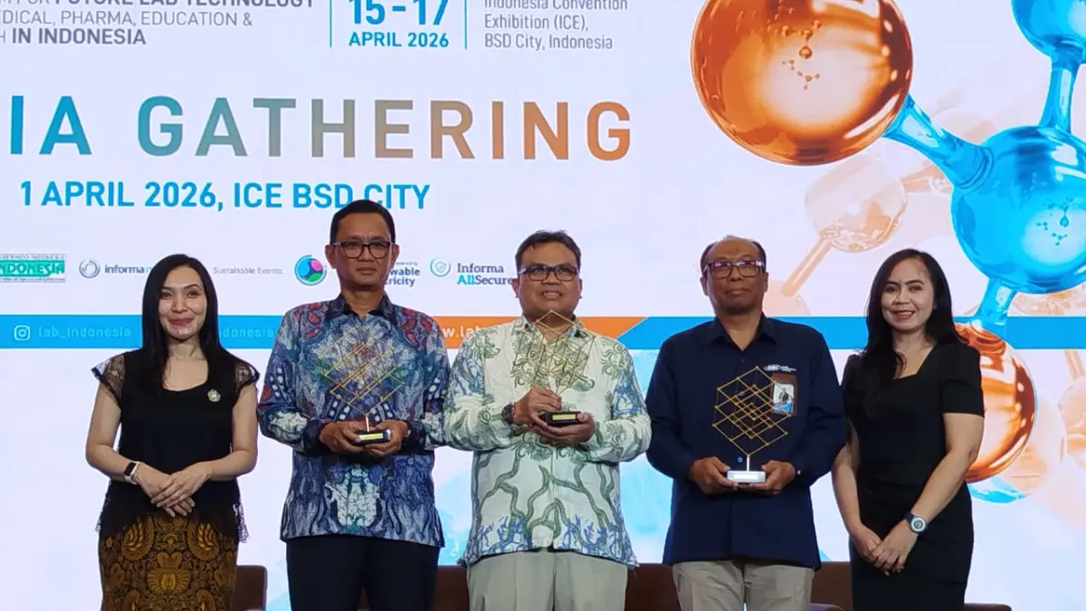 (Ki-Ka) Lia Indriasari Country GM PT Pamerindo Indonesia; Saptogiri Managing Director PT. Wiralab Analitika Solusindo; Dr. Afrizal, M.Si., Ketua Himpunan Kimia Indonesia (HKI) Jakarta; Dr. Wahyu Purbowasito. S., MSc., Deputi Bidang Akreditasi Badan Standarisasi Nasional sekaligus Sekretaris Komite Akreditasi Nasional; Kristi Wulandari selaku Deputi Event Director PT. Pamerindo Indonesia), Tanggerang, Rabu (1/4/2026).
