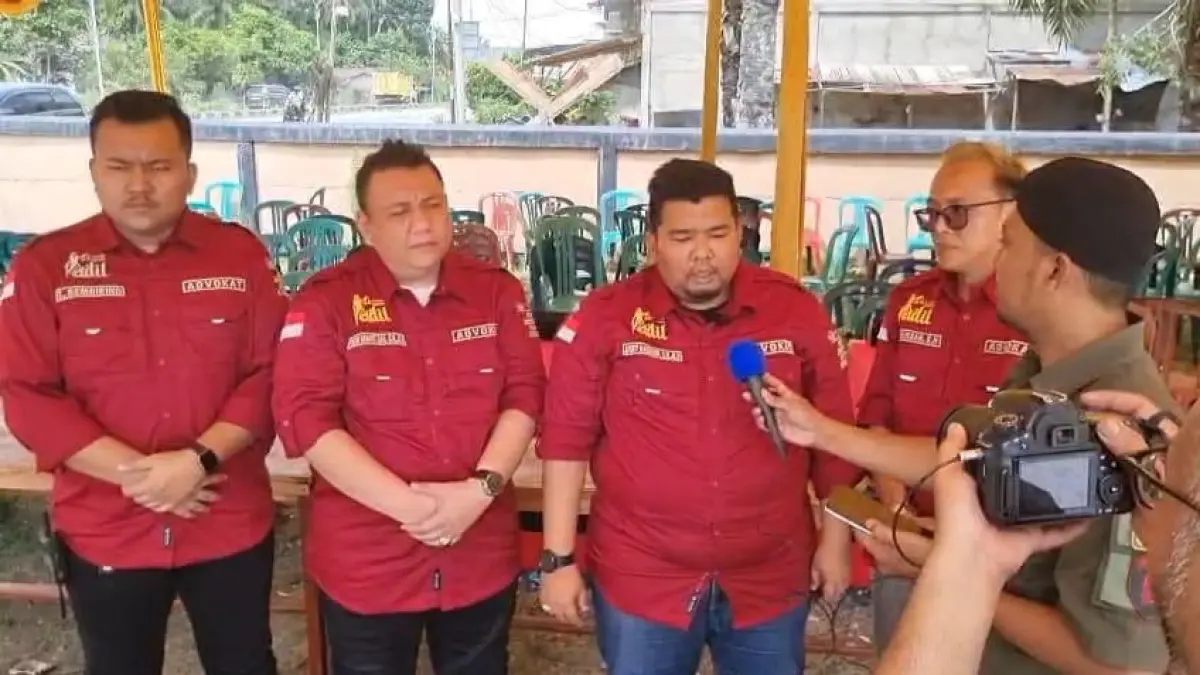 BERI KETERANGAN: Kuasa Hukum dari Firma Hukum Adil yang dipimpin Andre Hasibuan SH MH (dua kanan) didampingi Yasier Arafat Caniago SH MH (dua kiri) , Devi Ilhamsyah SH (kanan) saat memberi keterangan kepada wartawan, kemarin.