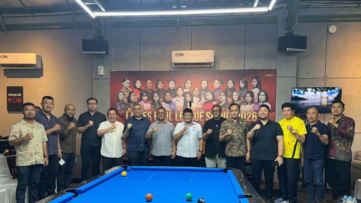 BERSAMA: Ketua Umum KONI Sumut Hatunggal Siregar didampingo Owner Team 76 Harimau Sumatera Hidayat Batubara, Ketua Umum KONI Medan Aswindy Fahrizal di pembukaan Kejuaraan Biliar Seri I Ladies Pool League Nine Ball Sumut Tahun 2026. (Dok: istimewa)
