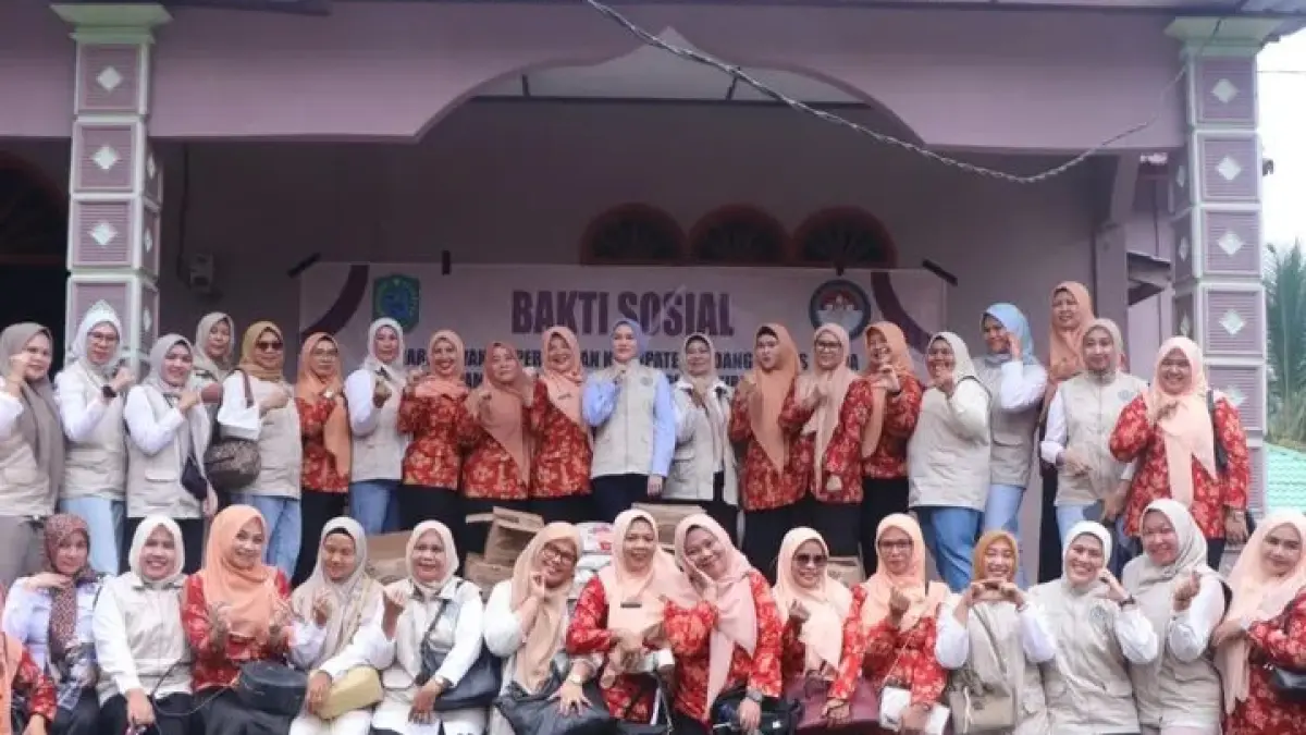 Dharma Wanita Persatuan (DWP) Kabupaten Padang Lawas Utara mengunjungi tenpat para lansia menjalani kehidupan sehari-hari. (MITRA HARAHAP/SUMUT POS)