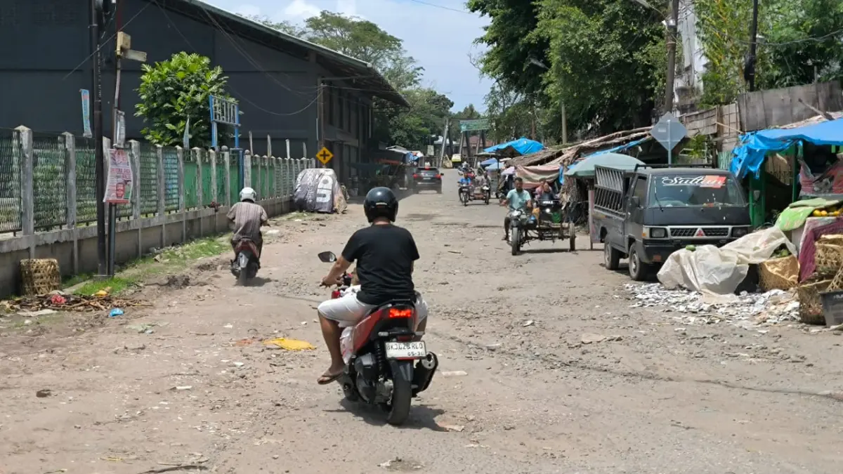 JALAN: Kondisi infrastruktur jalan seputaran Pasar Tavip Binjai yang rusak dan tidak mendapat prioritas pada tahun 2026. (Dok: Teddy Akbari/Sumut Pos)
