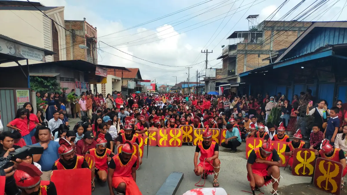 JALAN SALIB. Ribuan umat gereja Katolik Paroki Maria Pertolongan Orang Kristen Sidikalang saat mengikuti deposi jalan salib sengsara Yesus, Jumat (3/4/2026). (Dok: Rudy Sitanggang/Sumut Pos)