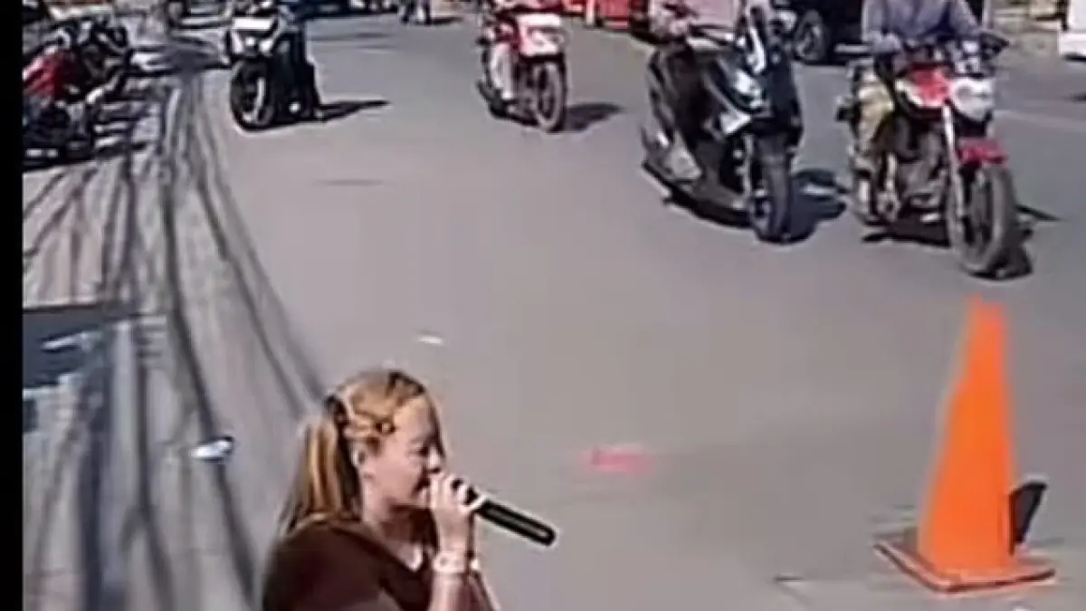 Aksi Pinkan Mambo turun ke jalan untuk mengamen mencuri perhatian publik. (Instagram @pandemictalks)