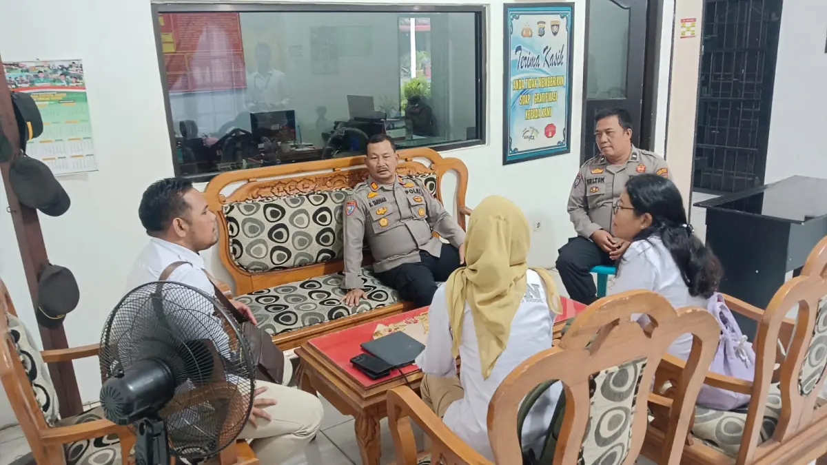 PROGRAM REMAJA: Personel Sat Binmas Polres Tebing Tinggi bersama penyuluh BNNK Tebing Tinggi menggelar rapat koordinasi program Remaja Teman Sebaya (RTS) di ruang kerja Sat Binmas Polres Tebing Tinggi, (1/4/2026),  (Azan  Purba/ Sumut Pos)