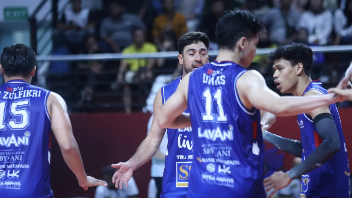 SEMANGAT: Boy Arnes pemain LaVani bersama rekan saat menghadapi Garuda Jaya di Final Four Proliga, Jumat (3/4/2026). (Dok: Proliga)