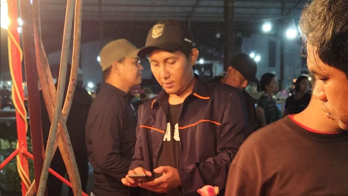 SIDAK: Tim dari Disperindag ESDM Sumut, melaksanakan inspeksi mendadak (sidak) di Pasar Laucih, Kota Medan, Kamis (1/4/2026) dini hari. (Dok: istimewa)
