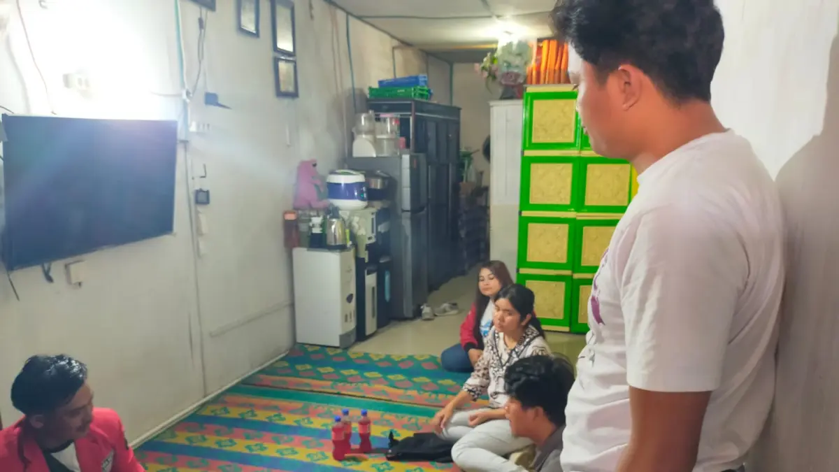 TKP: Personel Satreskrim Polres Dairi saat melakukan olah TKP terkait perkara dugaan tindak pidana pencabulan dirumah Lusiana Sihombing di Tigalingga, Dairi, Kamis (2/4/2026). (Dok: Rudy Sitanggang/ Sumut Pos)