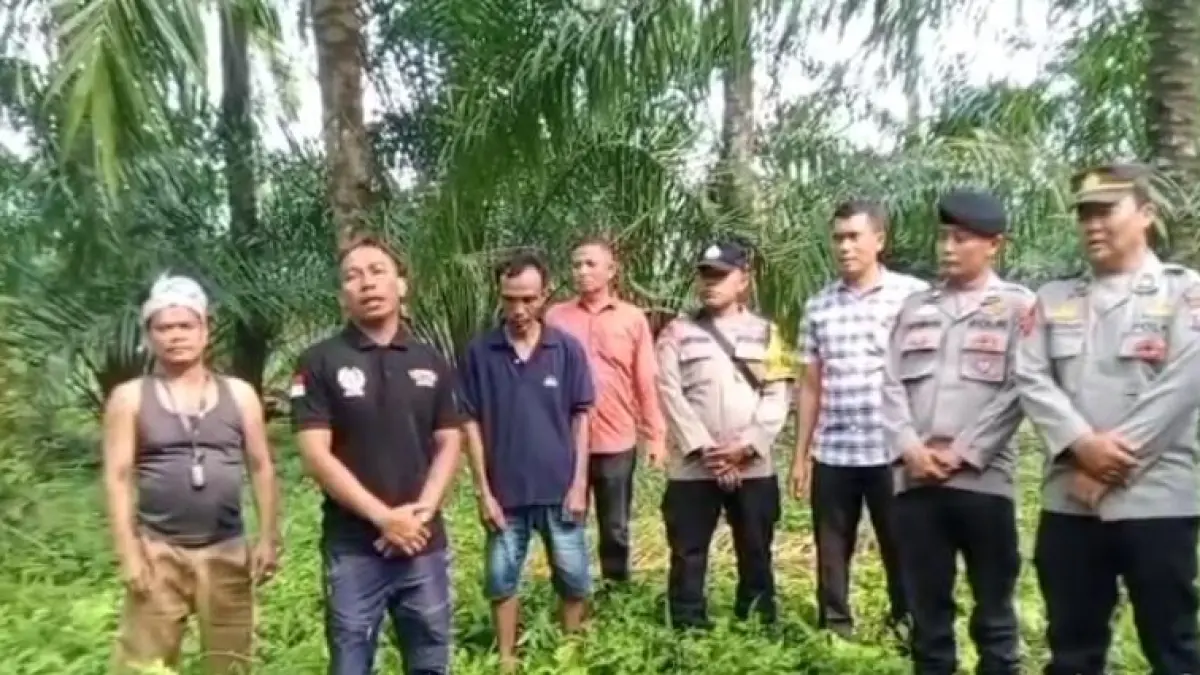 BAKAR: Gerebek Sarang Narkoba di Wilayah hukum Mapolsek Marbau (Dok: Fajar/Sumut Pos)
