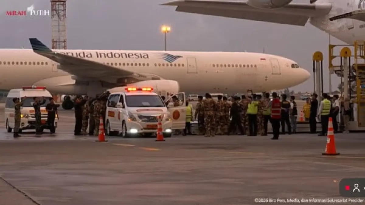 JENAZAH: Ambulans mengangkut jenazah prajurit TNI yang gugur saat menjalankan misi UNFIL di Lebanon tiba di Indonesia. (Dok: Sekreraris Negara)