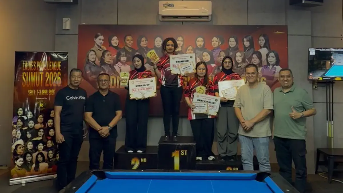 JUARA: Owner Team 76 Harimau Sumatera Hidayat Batubara bersama juara Seri I Ladies Pool League Sumut 2026. (Dok: istimewa)

