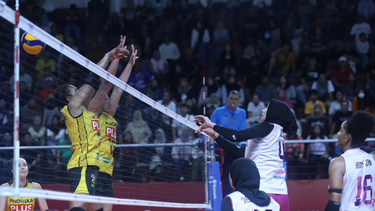 Pemain Phonska Plus saat memblok bola dari pemain Popsivo Polwan pada Final Four Proliga 2026. (Dok: Proliga)
