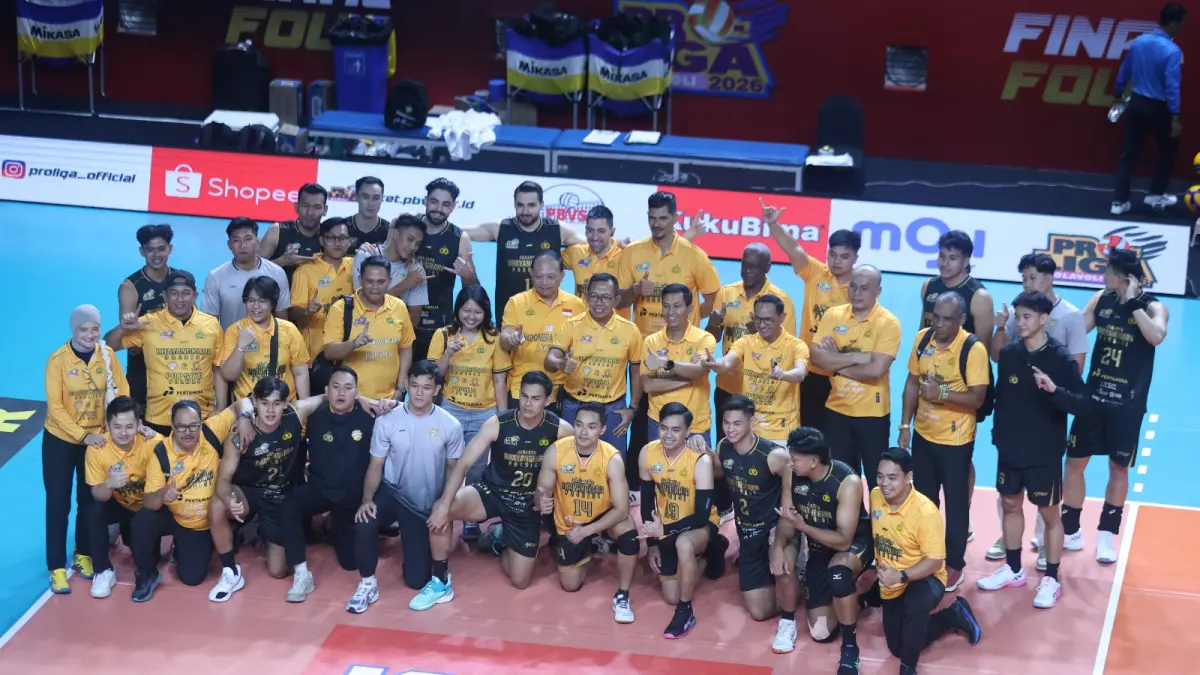 BERSAMA: Pemain dan tim pelatih Jakarta Bhayangkara Presisi berfoto bersama usai laga melawan Garuda Jaya. (Dok: Proliga)
