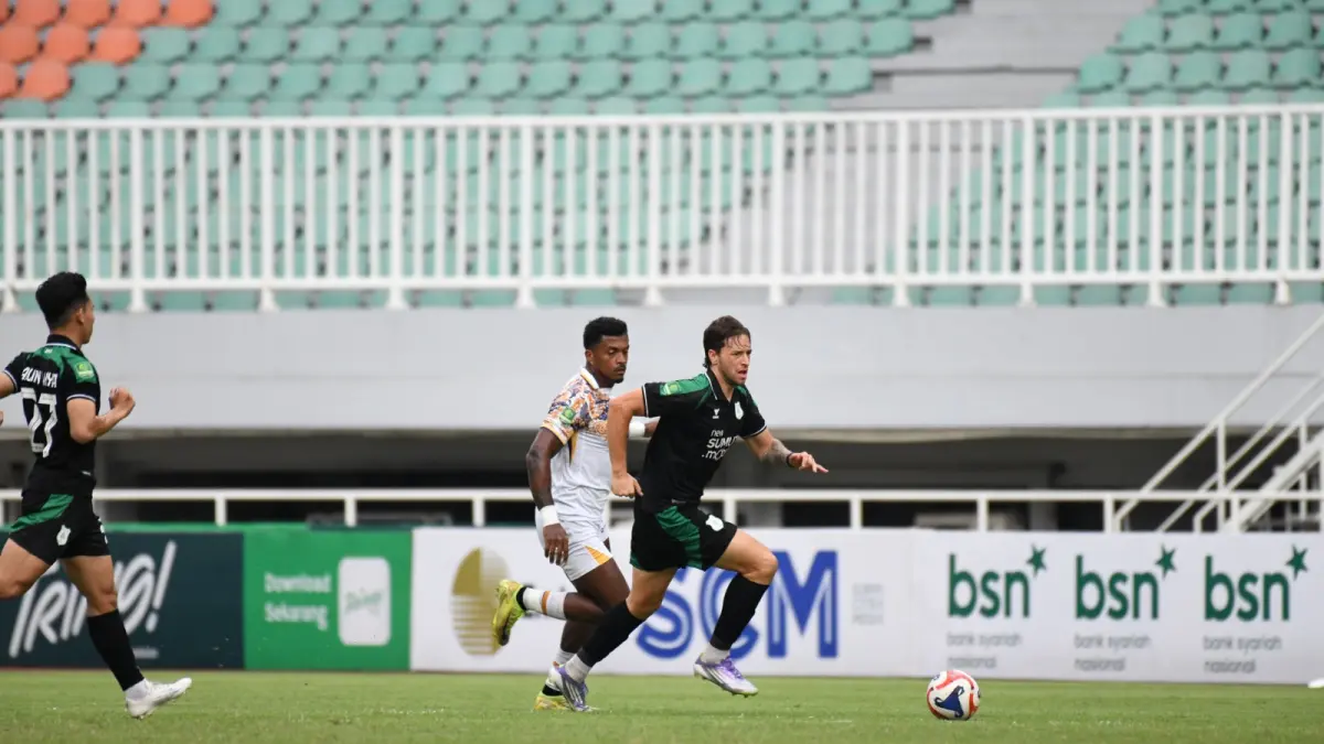Felipe Cadenazzi mendapat kewalan ketat dari pemain Persikad Depok pada pertandingan di Stadion Pakansari, Minggu (5/4/2026). (Dok PSMS)