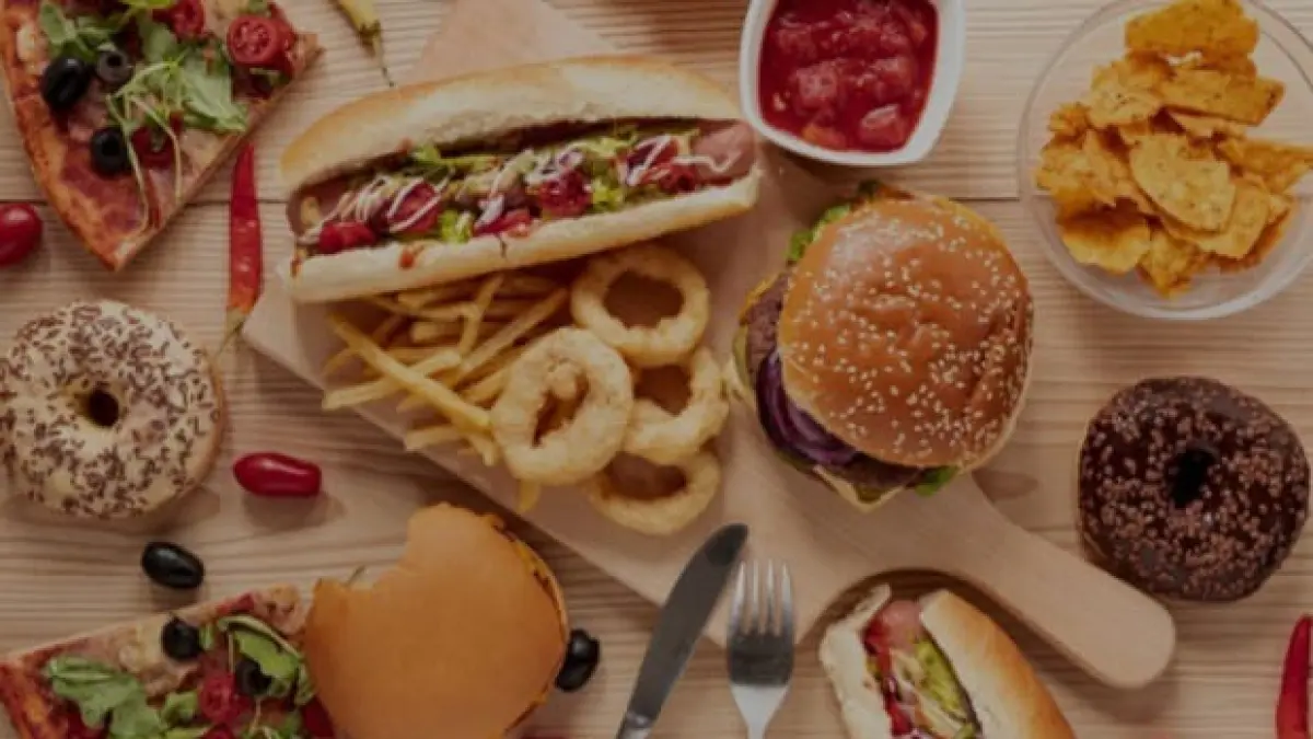 ilustrasi, ragam junk food bisa memicu penyakit hati berlemak. (freepik.com)