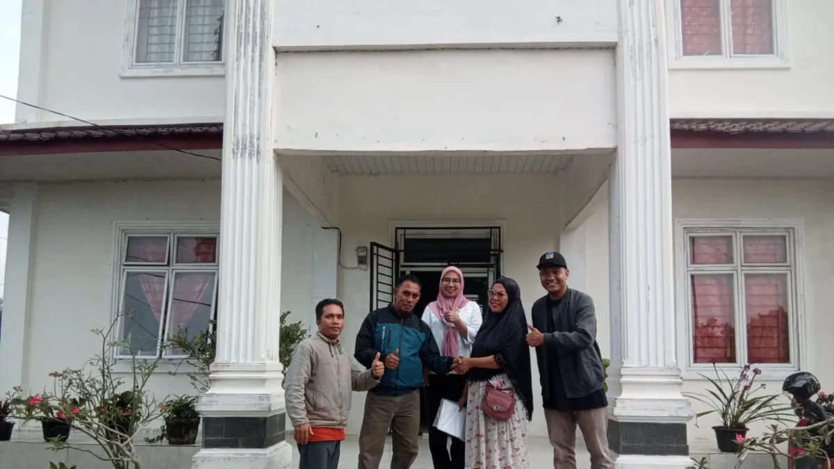 MEDIASI: Camat Bajenis Ari Miranda bersama Lurah, Kepling dengan warga penerima bansos  melaksanakan mediasi di Kantor Lurah Pelita, Minggu (5/4/2026) siang. ( Azan Purba/ Sumut  Pos)
