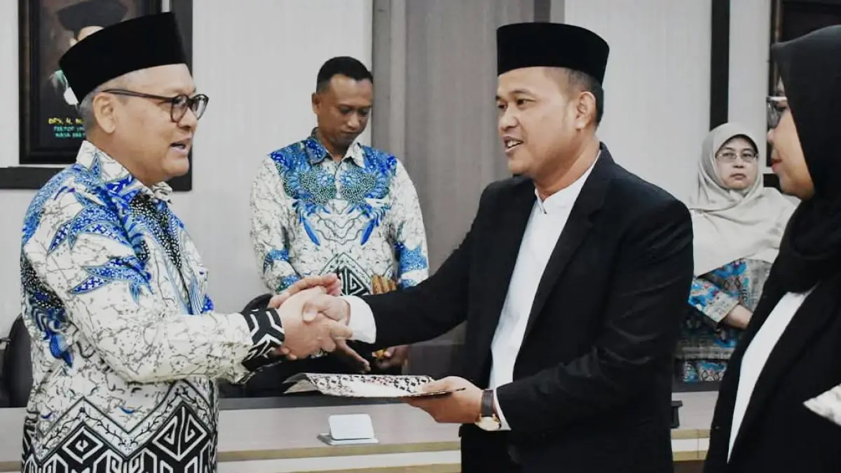PASCASARJANA: Prof. Sutikno, M.Pd Ph.D (tengah) dan Dr. Cut Latifah Zahari, M.Pd dilantik rektor sebagai direktur dan wakil direktur PPs UMN Al-Washliyah. (Istimewa/Sumut Pos)