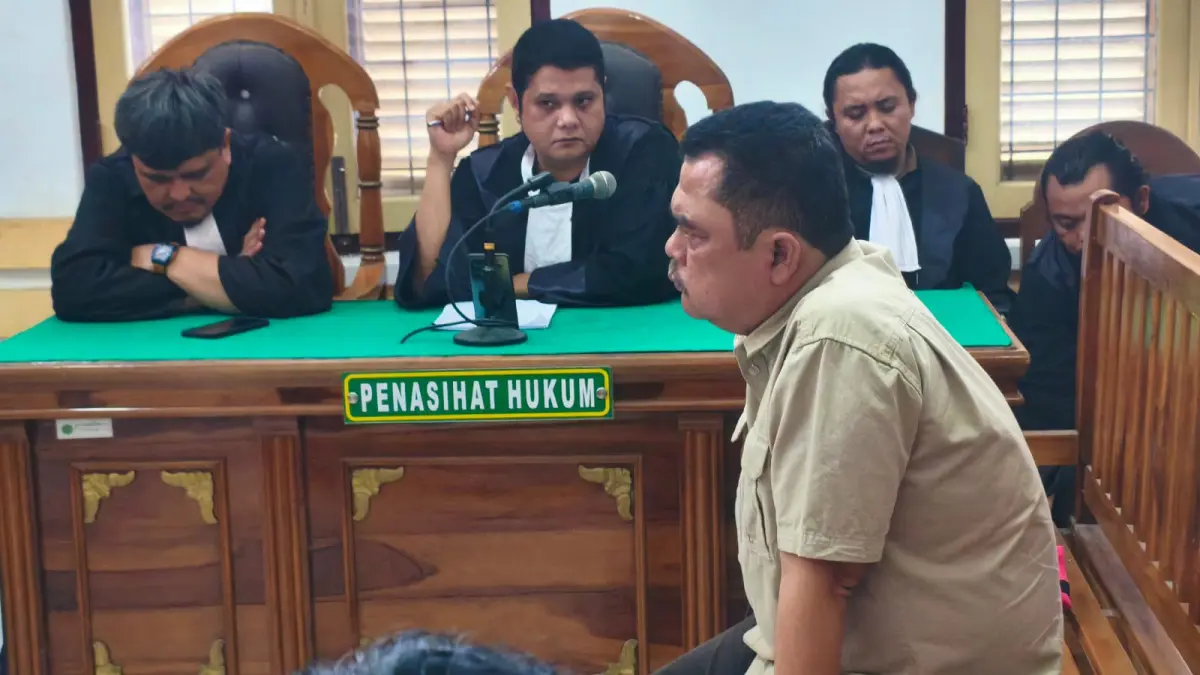 SIDANG: Mantan Kadishub Siantar, Julham Situmorang, saat menjalani sidang di Pengadilan Tipikor Medan. (Istimewa/Sumut Pos)