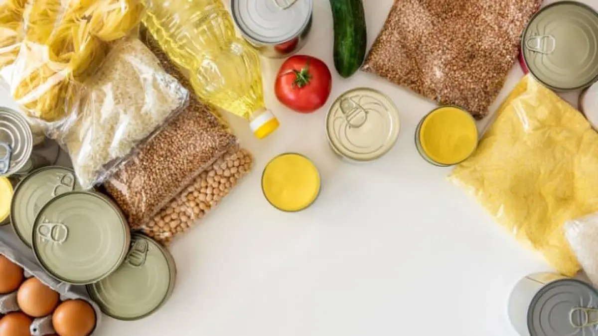Biaya bahan baku menyumbang sekitar 50–70 persen dari total biaya produksi kemasan. Ketika harga bahan baku naik drastis, biaya kemasan pun ikut terdorong signifikan. (Freepik.com)