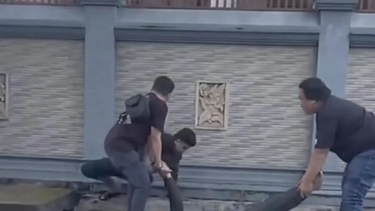 EVAKUASI: Pria yang ditemukan meninggal di pinggir jalan, saat di evakuasi polisi. (Dok: ist)
