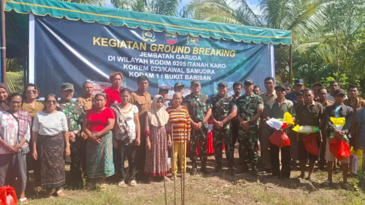 GROUNDBREAKING: Dandim 0205/TK Letkol Inf Robert Panjaitan mengikuti video conference bersama Pangdam I/BB Mayjen TNI Hendi Antariksa dalam rangka groundbreaking pembangunan jembatan Garuda. (SOLIDEO/SUMUT POS)