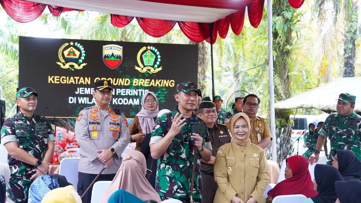 HADIR: Pangdam I/BB, Mayjen TNI Hendy Antariksa bersama Wakil Bupati Langkat, Tiorita Br Surbakti menghadiri ground breaking pembangunan jembatan perintis di Desa Bela Rakyat, Kecamatan Kuala, Kabupaten Langkat. (Dok: istimewa)


