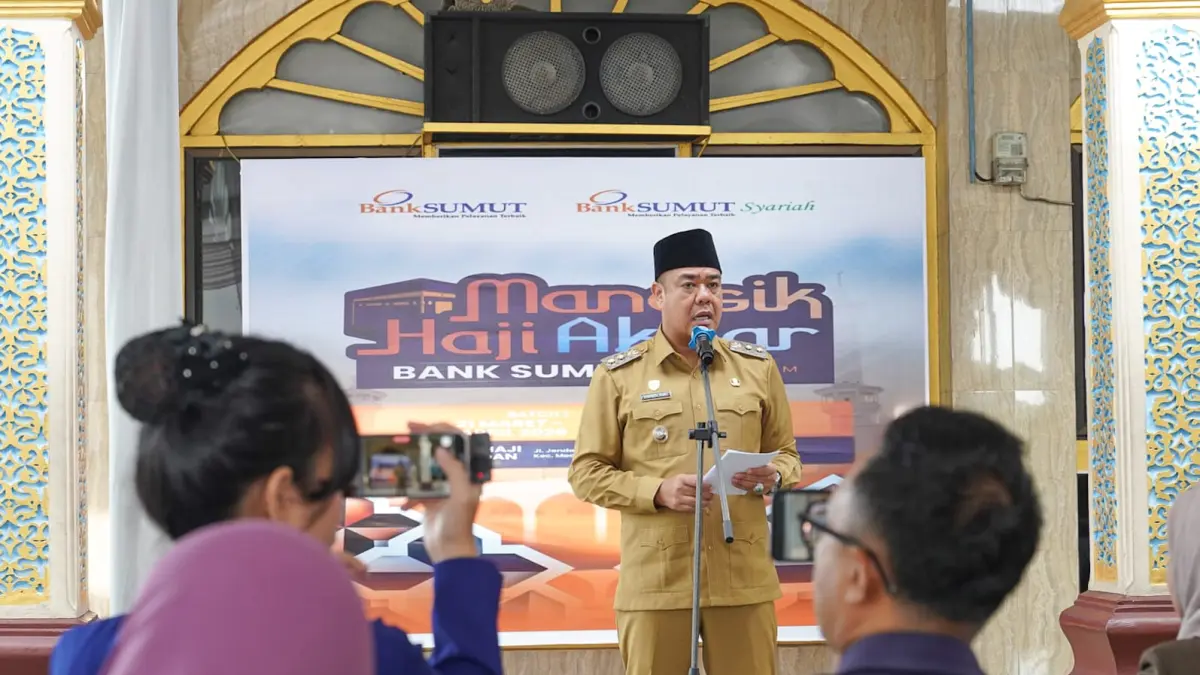 MANASIK HAJI: Wakil Bupati Batu Bara, Syafrizal, S.E., M.AP., melepas keberangkatan peserta Manasik Haji Akbar yang diselenggarakan oleh PT Bank Sumut Cabang Lima Puluh di Masjid Jami’ Al-Ridho, Kecamatan Lima Puluh, Senin (6/4/2026). (Komimfo Batubara/ Sumut Pos)