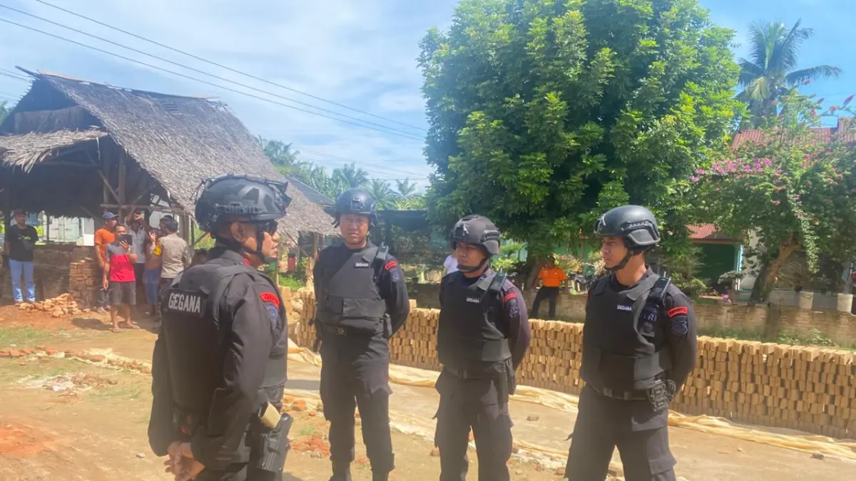 MORTIR AKTIF: Tim Jibom Gegana Brimop Poldasu melakukan prosesi mengamankan lokasi penemuan mortir di Labuhanbatu. (Fajar/Sumut Pos)