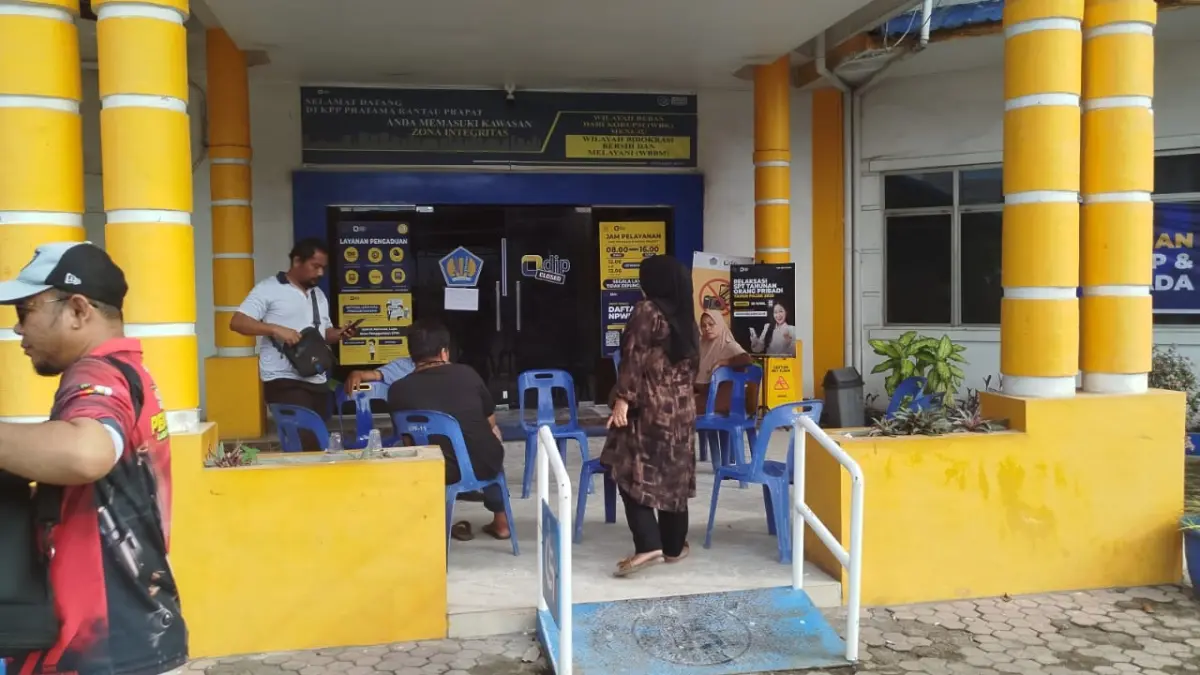 PROTES: Wajib Pajak  asal Labusel melakukan protes ke KPP Rantauprapat. (Fajar/Sumut Pos)