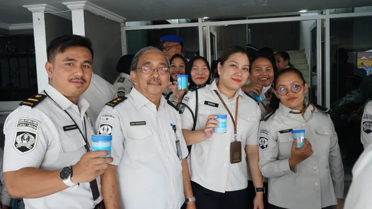 TES: Pegawai Lapas Medan, melaksanakan tes urine dalam rangka deteksi dini penyalahgunaan narkoba. (Dok: istimewa)