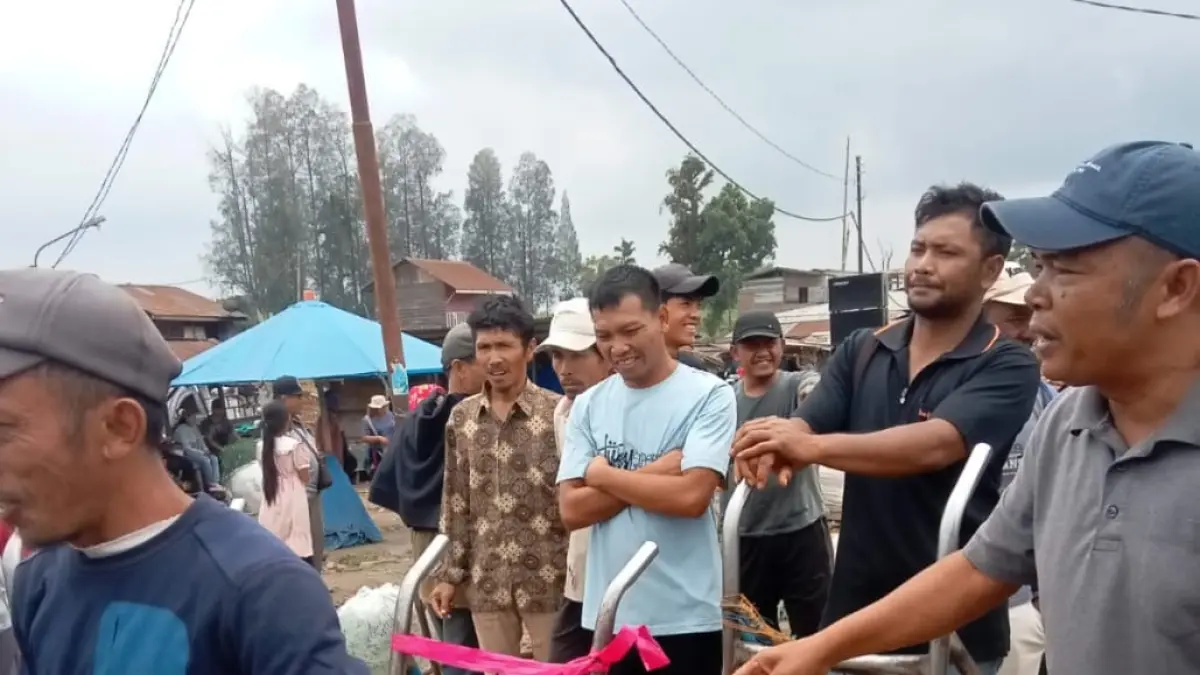 TOLAK: Para pedagang, pembeli dan pekerja menolak kebijakan Pemkab Karo menutup Pajak Roga. (SOLIDEO/SUMUT POS)