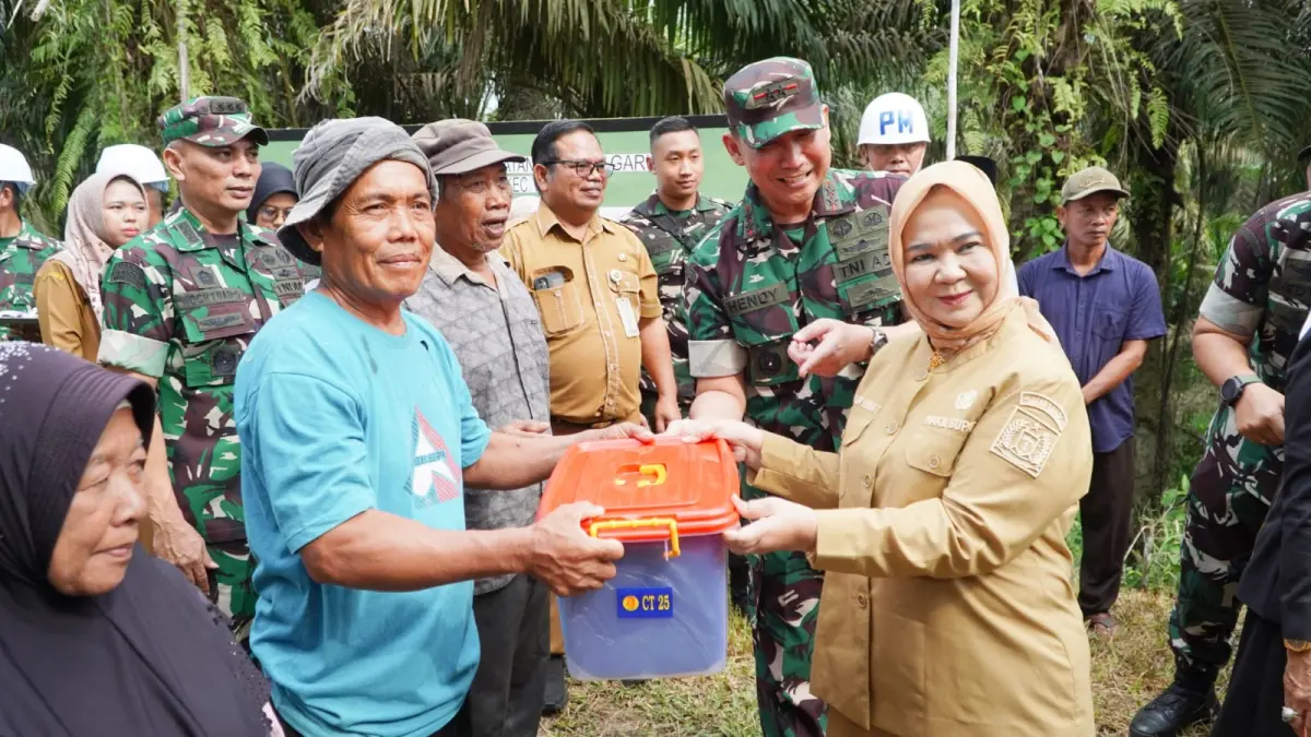 
Wabup Langkat, Tiorita br Surbakti saat menyerahkan bantuan kepada masyarakat di sela-sela ground breaking jembatan gantung. (Diskominfo Langkat/Sumut Pos)