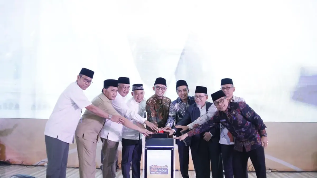 PENUTUPAN: Wakil Menteri Haji dan Umrah, Dahnil Anzar Simanjuntak didampingi Direktur Utama Bank Sumut, Heru Mardiansyah dan lainnya saat penutupan Manasik Haji Akbar Tahun 1447 Hijriah/2026 Masehi yang berlangsung di Aula Madinatul Hujjaj Asrama Haji Medan, Selasa (7/4). (Foto: Istimewa)