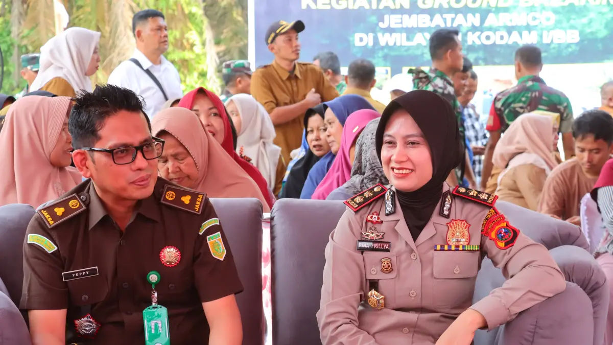 PELETAKAN: Kapolres Tebing Tinggi bersama unsur Forkopimda dan tamu undangan mengikuti kegiatan peletakan batu pertama pembangunan Jembatan Armco di Dusun II, Desa Korajim, Kecamatan Dolok Merawan, Kabupaten Serdang Bedagai, Senin (6/4/2026). (Azan purba / Sumut Pos)