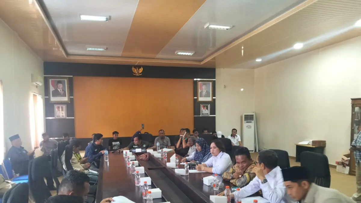 RDP Komisi I DPRD Batubara dengan Tokoh  masyarakat Desa Gunung Rante didampingi PD IWO Batubara, Camat Talawi dan Kades Gunung Rante dengan agenda meminta keterangan pihak pihak soal lapangan bola di bangunan  Gedung Kopdes Merah Putih, Selasa(7/3/2026).  (Liberti H Haloho/Sumut Pos)