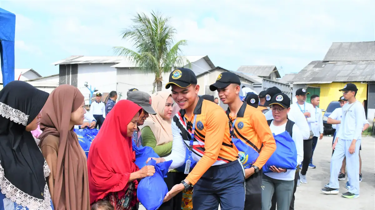 BAKTI SOSIAL: Peserta ASEAN Patrol Craft Symposium (APCS) melaksanakan kegiatan bhakti sosial secara serentak di dua wilayah pesisir, yakni Desa Nelayan, Kabupaten Deliserdang, dan Desa Sundari, Belawan, Kota Medan, Selasa (7/4/2026). (Dok: istimewa)
