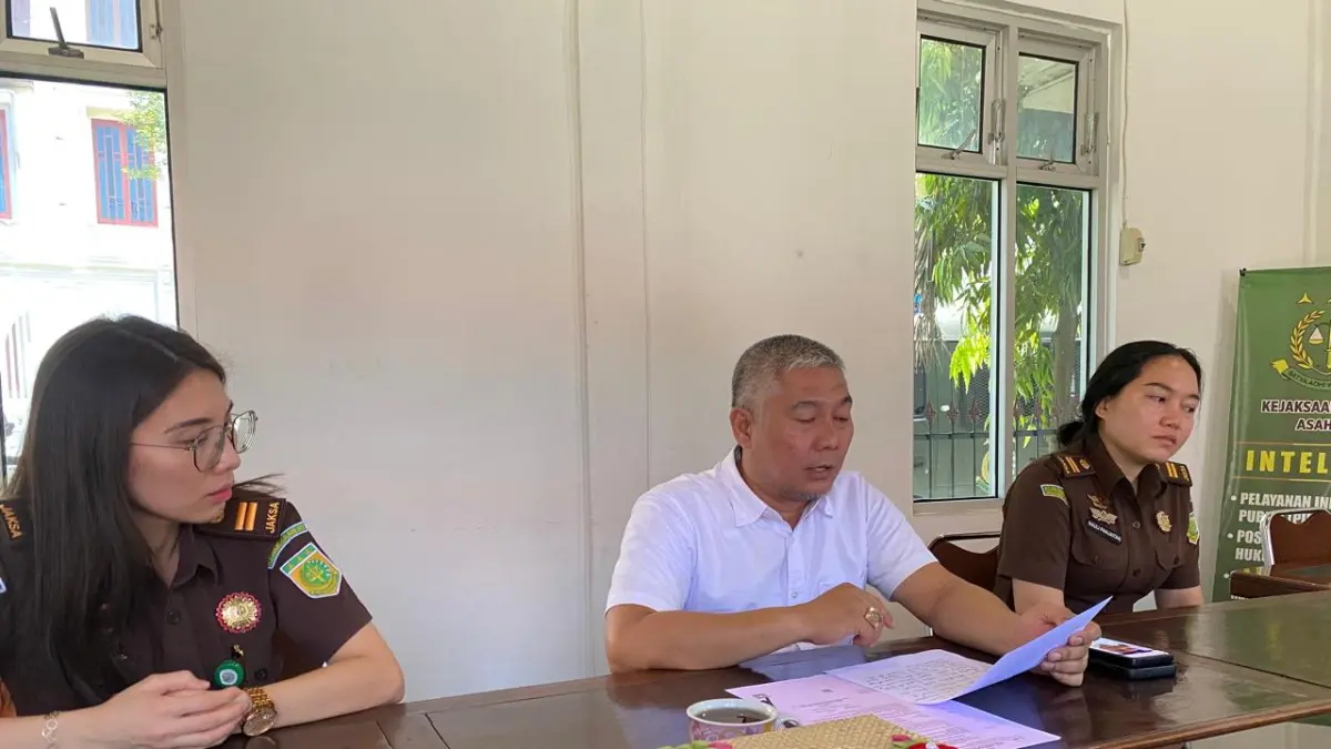 BERITA ACARA:Kasi Intel Kejaksaan Negeri Asahan Heriyanto Manurung didampingi Jaksa Penuntut Umum membacakan berita acara eksekusi, Selasa (7/4). (DARMAWAN/SUMUT POS)