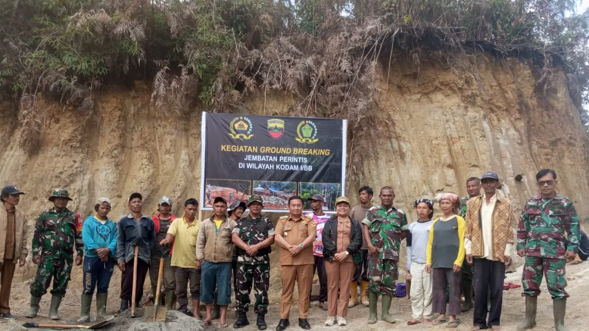 DIABADIKAN: Camat Sumbul, Rinto Hutauruk, Danramil 01 Sumbul Kapt MD Lumbantoruan dan lainya diabadikan saat peletakan batu pertama pembangunan jembatan perintis di 2 Desa, Senin (6/4/2026).(Istimewa/ Sumut Pos).