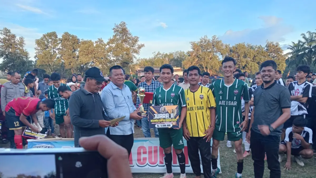 DIABADIKAN: Sialang Bujing FC berhasil menjuarai Turnamen Sepak Bola Resimga Cup III Tahun 2026 usai menundukkan Aek Sadar FC dengan skor tipis 2-1. (MITRA HARAHAP/SUMUT POS)