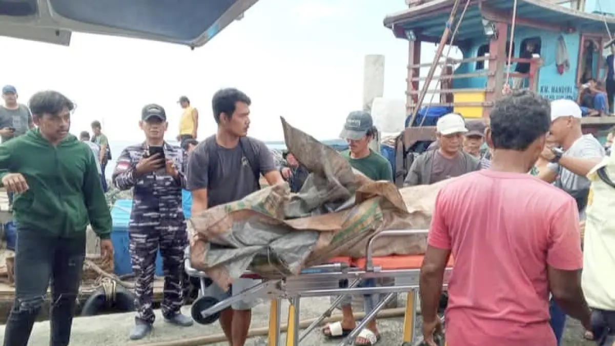 EVAKUASI: Para ABK saat mengevakuasi mayat KM Indah Sakti yang dilaporkan terbakar di tengah laut pada Selasa (7/4/2026) dini hari sekitar pukul 02.00 WIB. (Dok: istimewa)
